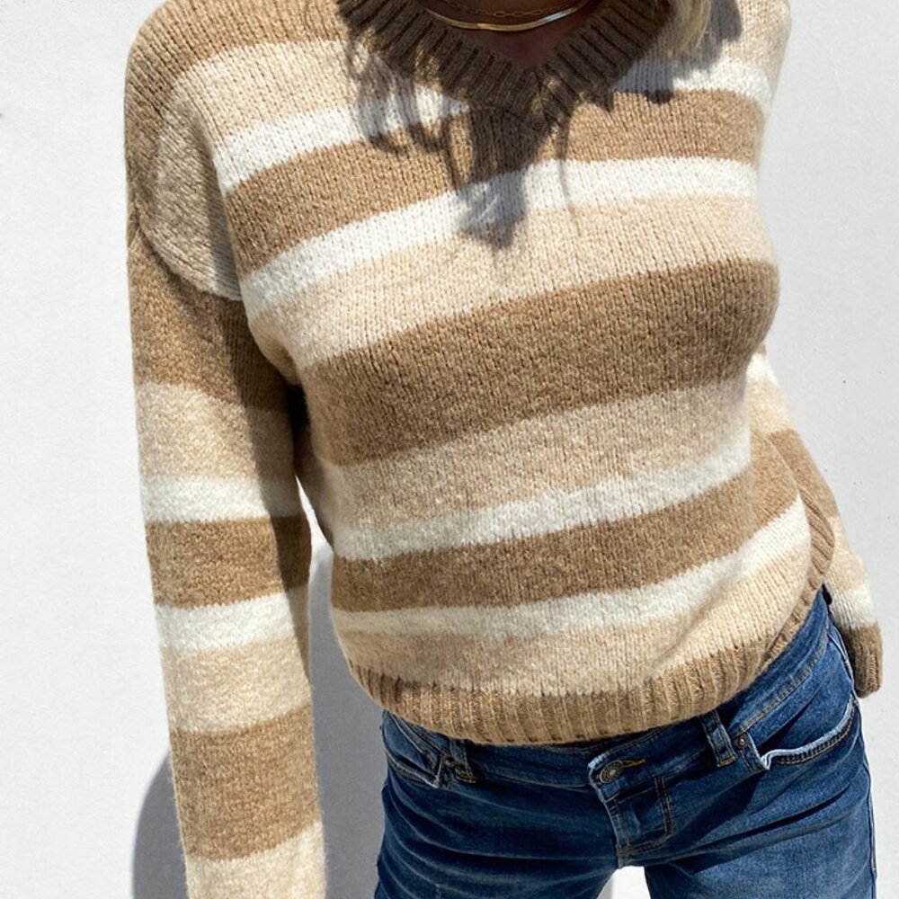 Subdued Tan Cream White Striped V-Neck Sweater M